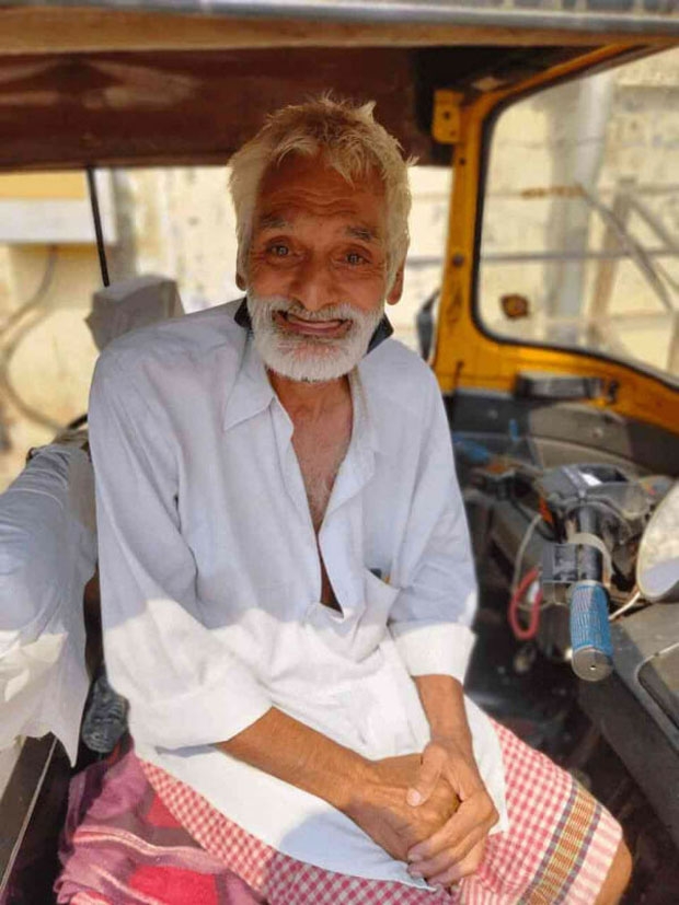 할아버지는 “6년 전 사라진 큰아들이 일주일 후 인력거에서 시신으로 발견됐다. 그때 아들 나이는 겨우 마흔이었다. 내 영혼의 일부도 아들과 함께 죽었지만, 먹여 살려야 할 식솔이 줄줄이었다. 슬퍼할 겨를이 없었다. 아들을 묻고 다음 날 거리로 나와 인력거를 몰았다”고 밝혔다.