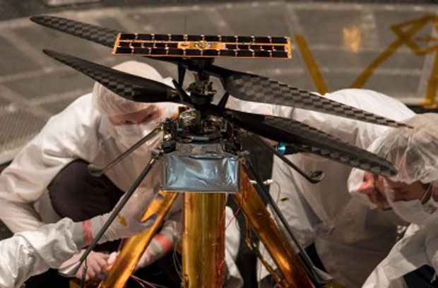 NASA의 인저뉴어티 개발팀. 270억 원이 투입된 기술 집약체 드론이다.