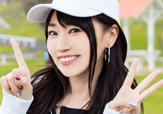 사장은 “지난해 애니메이션 성우 겸 가수 미즈키 나나가 결혼을 발표했을 때, 사기가 죽은 직원의 업무 효율이 떨어지는 걸 봤다. 이후 또 다른 직원 역시 좋아하는 아이돌 은퇴 선언에 충격을 받아 업무에 집중하지 못하더라. 그래서 마음을 추스르고 오라고 휴가를 줬다”며 새 휴가 규정을 마련한 배경을 설명했다. 사진은 미즈키 나나(인스타그램)