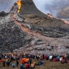 [지구를 보다] 용암 구경하는 시민들…800년 만에 터진 아이슬란드 화산