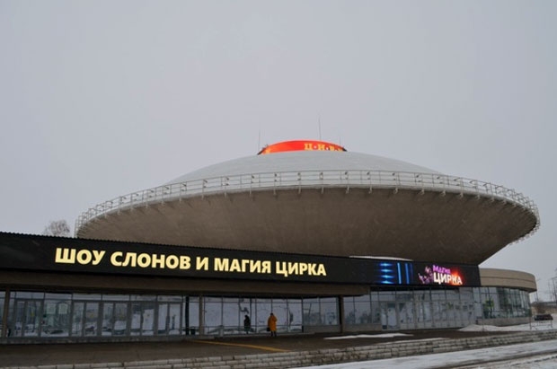 카잔의 서커스 역사는 100여 년 전으로 거슬러 올라간다. 비행접시 UFO 형태로 지어진 독특한 서커스장은 2312명을 수용할 수 있을 만큼 거대하다. 하지만 동물권에 대한 목소리가 커지면서 위기에 직면했다.