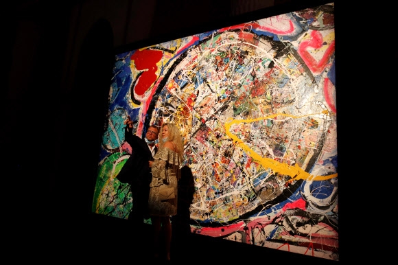 테니스 코트 6개를 합친 거대한 크기로 ‘세계에서 가장 큰 캔버스 그림’ 기네스 기록에 오른 작품 ‘인류의 여정’의 프레임 일부분. 로이터 연합뉴스