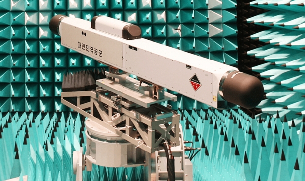 2004년에 완성된 전투기용 외장형 전자방해장비 ALQ-200은 기존의 ALQ-88에 디지털 재밍 기술을 적용해 업그레이드한 장비로 알려지고 있다. 사진=LIG 넥스원