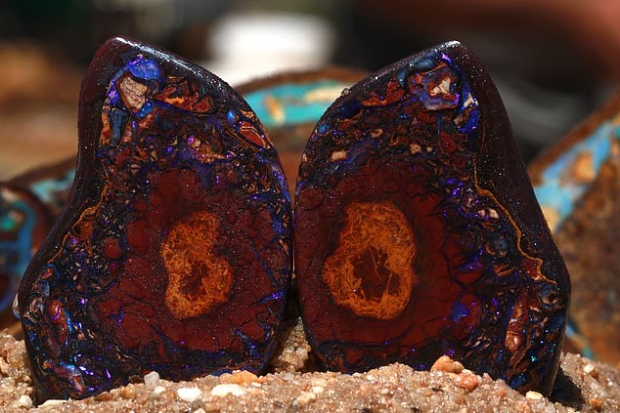 오팔은 전 세계 생산량의 90% 이상이 호주 오지에서 발견되는데 그 가치는 금보다 500배 이상 높다.