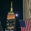 “증오 멈춰라” 노란불 밝힌 엠파이어 스테이트 빌딩, 인종차별 점등식