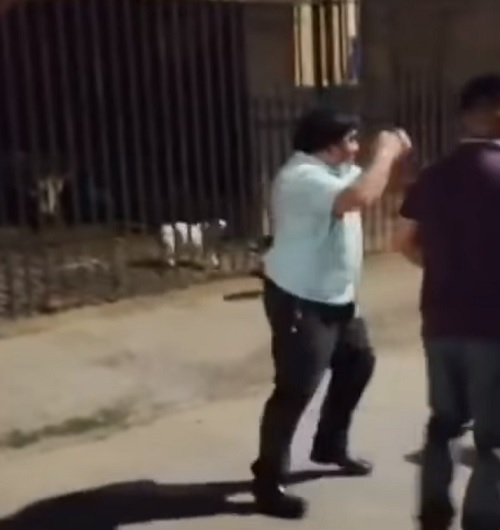 코로나19 방역 조치 차원에서 교회 예배를 단속 나왔던 경찰차에 ‘할리우드 액션’으로 들이받은 칠레 교회 목사의 모습