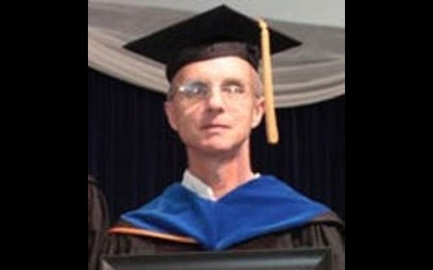 라벨 교수는 얼시너스칼리지 화학 학사, 빌라노바대학교 분석화학 석사, 프린스턴대학교 유기화학 박사 학위를 소지하고 있다.