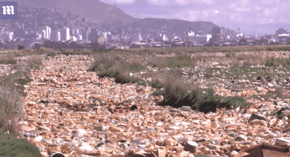 볼리비아 우루우루 호수 수년 간 방치된 쓰레기와 인근 광산에서 흘러나온 폐수로 오염돼 과거의 절경을 잃고 말았다.