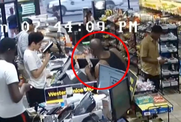 지난해 5월, 백인 경찰관의 무릎에 약 9분간 목이 짓눌려 사망한 흑인 남성 조지 플로이드의 사건 전후를 담은 새로운 영상이 재판에서 공개됐다. 사진은 플로이드가 20달러짜리 위조지폐로 담배를 구입한 편의점에서의 모습. 로이터 연합뉴스