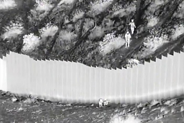 국경 장벽에 떨궈진 어린 자매와 달아나는 두 밀입국 브로커