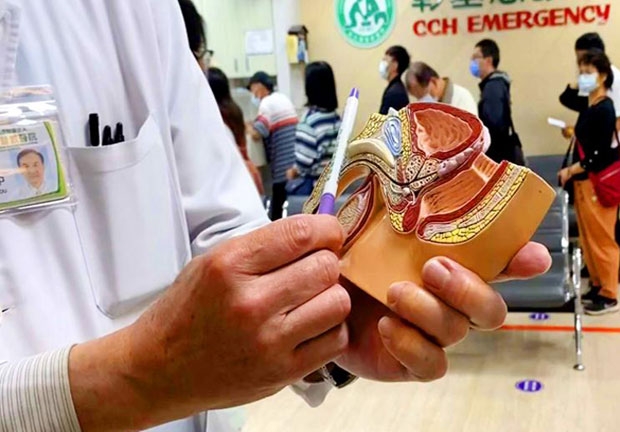 장화기독병원 의료진이 남성 성기 모형을 들어보이며 황씨 상태를 설명하고 있다. 성기 일부가 잘려나간 황씨는 인공성기를 이식하지 않는 이상 정상적인 성생활이 불가능한 것으로 알려졌다./사진=타이베이타임스