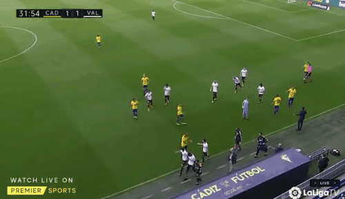 스페인 프로축구 발렌시아의 선수 무크다르 디아카비(등번호 12번)가 상대편 카디스 선수로부터 인종차별 발언을 들었다고 주장한 뒤, 경기장을 떠나는 발렌시아 선수들