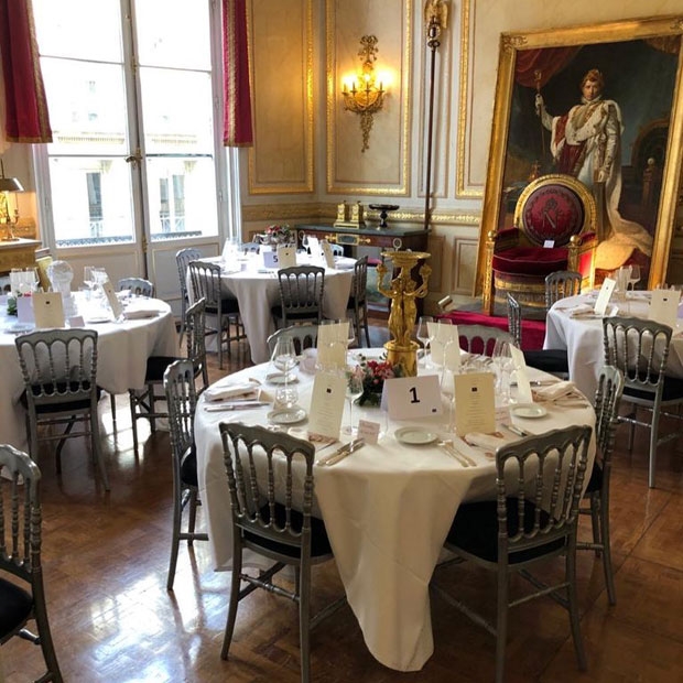 지난 2월 피에르 장 샬렌슨(빨간 동그라미)이 유명 요리사 크리스토프 르로이 및 사교 클럽 참석자들과 자신이 운영하는 ‘팔레 비비엔느’에서 촬영한 사진.