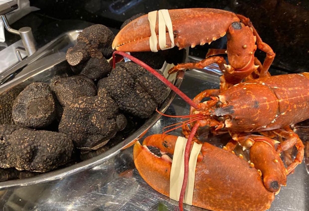 취재진은 이곳에서 캐비어와 랍스터 등 고급 식자재와 샴페인으로 구성된 최고 490유로(약 65만 원)짜리 코스 요리가 판매 중이었다고 전했다.