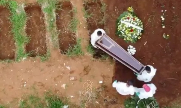 브라질에서 코로나19 사망자가 급증하는 가운데, 시신을 매장하는 작업에 동원된 사람들은 하루 14시간씩 강행군을 이어가며 무덤을 만들고 있다. 시신이 늘어나자 묫자리가 부족해진 상파울루에서는 옛 무덤을 파내는 작업도 이뤄지고 있다.