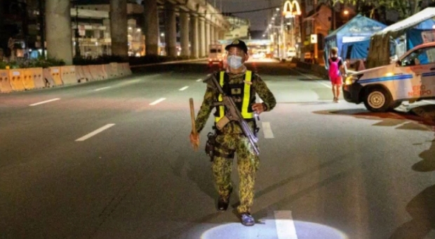 코로나19 확산 방지를 위해 저녁 6시부터 엄격한 야간 통행금지를 실시하고 있는 필리핀의 한 도시 풍경