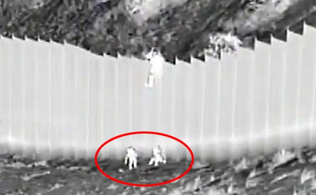 홀로 국경을 넘은 이민 아동이 구조된 건 이번이 처음이 아니다. 지난달 30일에는 불법 이민 브로커가 각각 3살, 5살짜리 에콰도르 자매가 국경 장벽 밑으로 떨어뜨려 국경순찰대가 즉각 경보를 발령하고 구조에 나선 바 있다.