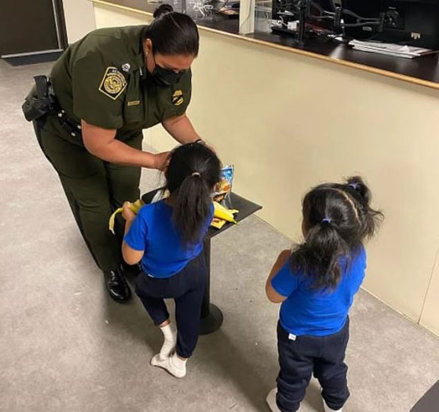 부모 없이 덩그러니 미국 땅에 떨어진 자매는 국경순찰대 임시 거처에 머물고 있다.