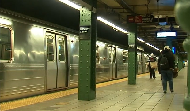 일일 이용객 500만 명의 뉴욕 지하철은 아시아계 미국인에게 공포의 대상이 됐다. 뉴욕 지하철에서는 지난 주에도 아시아계 여성과 그의 자녀, 또 다른 아시아계 남성을 상대로 한 증오범죄가 연이어 발생했다.