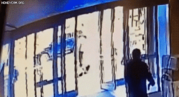 지난달 29일 맨해튼 한복판에서 60대 아시아계 여성을 강하게 차고 발로 짓밟는 영상이 공개돼 큰 충격을 안긴 흑인 남성 브랜던 엘리엇(38)도 정신적 문제가 있는 것으로 의심되는 노숙자다.