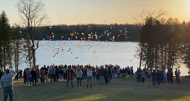 몸캠피싱을 피해를 입고 극단적인 선택을 한 미국의 15세 소년을 추모하는 시민들