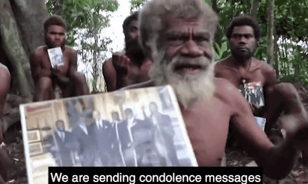 남태평양 바누아투 남쪽 탄나 섬에 사는 유나넨 부족민들은 오래 전부터 필립공을 지역 산신의 아들로 추앙해왔고, 언젠가는 자신들을 찾을 것이라고 철석같이 믿어왔다. 별세한 필립공에게 마지막 인사를 남기는 부족민들.