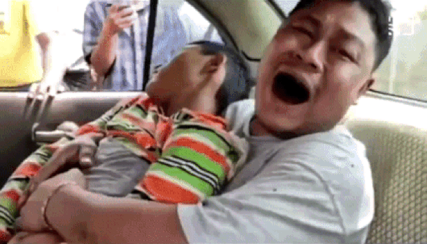 얀마 군경의 총격에 희생된 아들을 안은 채 울부짖는 아버지. 트위터 @LyaHaru