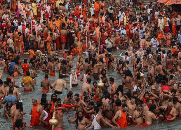 인도 현지시간으로 12일 북부 우타라칸드주 하르드와르에서 힌두교 최대의 성지 순례 축제인 ‘쿰브멜라’(Kumbh Mela)가 열렸다. 지구상에서 가장 큰 종교 축제 중 하나로 꼽히는 쿰브멜라에 참석한 사람들은 사회적 거리두기를 무시한 채 죄를 씻기 위해 갠지스강으로 뛰어들었다.