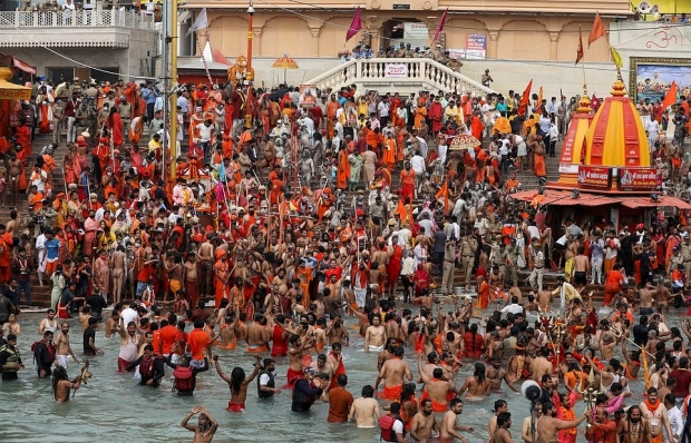 인도 현지시간으로 12일 북부 우타라칸드주 하르드와르에서 힌두교 최대의 성지 순례 축제인 ‘쿰브멜라’(Kumbh Mela)가 열렸다. 지구상에서 가장 큰 종교 축제 중 하나로 꼽히는 쿰브멜라에 참석한 사람들은 사회적 거리두기를 무시한 채 죄를 씻기 위해 갠지스강으로 뛰어들었다. 로이터 연합뉴스