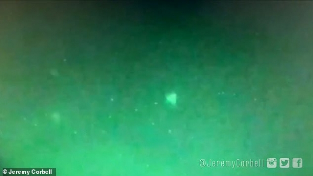 USS 러셀호 상공을 선회한 피라미드형 UFO의 모습.(사진=제러미 코벨)