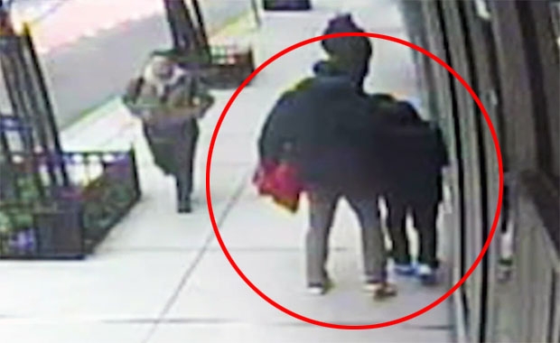 피해자는 황급히 자리를 떴지만, 용의자는 계속해서 그를 쫓았다. 자신을 피해 이리저리 도망 다니는 피해자를 힘으로 제압한 후 길모퉁이로 몰아붙였다. 그리곤 체중을 실어 피해자의 몸을 들이받았다.