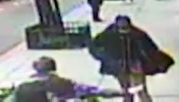 피해자는 용의자를 따돌리려 반대쪽으로 방향을 틀었으나, 용의자는 아랑곳하지 않았다. 행인들은 발걸음을 멈추고 피해자 앞을 가로막는 등 용의자의 범행을 제지했다.