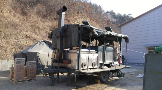 1980년대 국내에서 개발된 취사 트레일러는 미군의 구형 취사 장비를 모방해 개발되었다. 사진=김대영