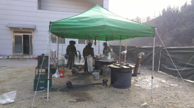 취사 트레일러는 볶음류와 무침류 등 반찬을 조리하기 위해서는 야전 솥이나 조리대를 별도로 설치해야 되는 문제가 있었다. 사진=김대영