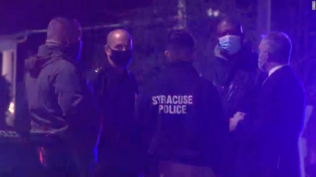 미국에 사는 생후 11개월의 아기가 생면부지의 남성이 차를 타고 지나가며 쏜 총에 맞아 사망했다. 사진은 현장에서 조사를 벌이고 있는 현지 경찰의 모습.