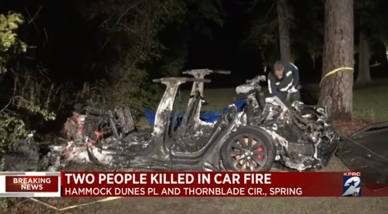 뼈대만 남은 채 완전히 타버린 테슬라 모델S. 미국에서 발생한 충돌사고로 차량에 타고 있던 2명이 모두 사망했다. 소방당국은 사고 당시 운전석에 아무도 앉아있지 않았던 것을 미루어 보아, 반자율주행모드 운행 중 사고가 난 것으로 추측하고 있다.