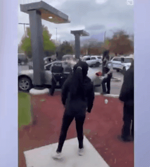 미국 현지시간으로 18일 시카고의 한 맥도날드 외부에서 일면식도 없는 총격범들의 총기 난사로 7세 소녀가 숨지고 소녀의 아버지가 심한 부상을 입었다. 영상은 목격자가 촬영한 사건 발생 직후 모습.