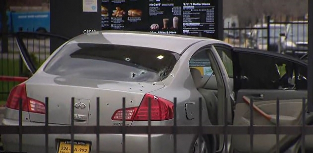 미국 현지시간으로 18일 시카고의 한 맥도날드 외부에서 일면식도 없는 총격범들의 총기 난사로 7세 소녀가 숨지고 그의 아버지가 부상을 입었다. 사진은 총격으로 망가진 차량의 모습.