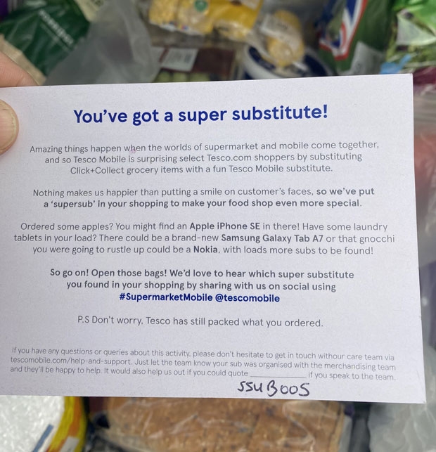 제임스는 미러와의 인터뷰에서 “매장 직원이 준비한 물건을 건네면서 깜짝 놀랄 일이 있을 거라더라. 부활절 달걀쯤 되겠지 하고 반쯤 기대했는데 예상은 보기좋게 빗나갔다. 생각지 못한 아이폰이 들어 있었다”고 설명했다./닉 제임스 트위터