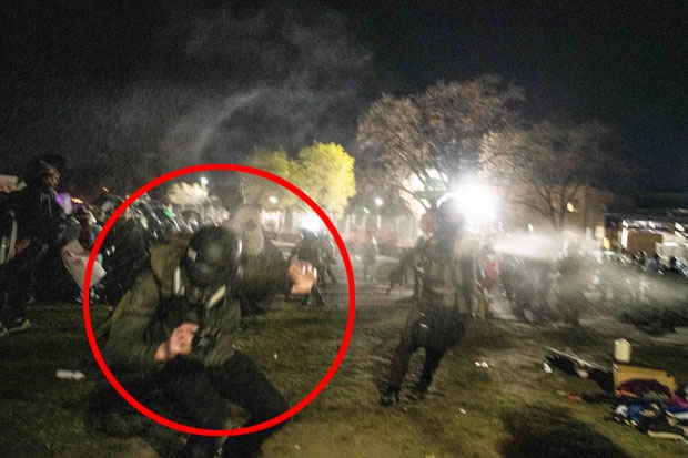 또 다른 프리랜서 사진기자 팀 에반스 역시 16일 밤 시위 현장 취재 도중 경찰에게 얼굴을 맞은 뒤 기자 배지를 뜯겼다. 에반스는 경찰이 자신의 머리를 땅바닥에 내리꽂고 수갑을 채웠으며, 다른 경찰이 풀어준 뒤에야 현장을 빠져나올 수 있었다고 전했다. 관련 사진에는 경찰이 팀에반스에게 후추스프레이를 살포하는 장면이 담겨 있다./AFP 연합뉴스