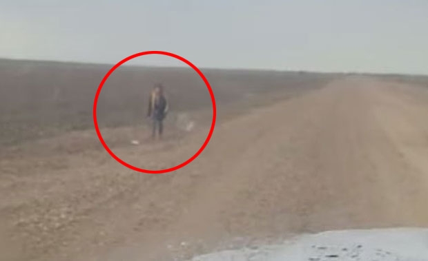 이달 초 미 국경지역에서 홀로 길을 잃은 채 헤매다 국경 경비대에 도움을 요청했던 나카라과 국적의 10세 소년. 경비대가 소년을 발견했을 당시의 모습