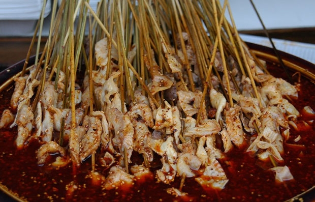 꼬치훠궈인 촨촨샹은 냄비에 고추기름을 두르고 꼬치를 튀기듯 익혀 먹는 사천식 요리다. 기본 재료를 꼬치에 꿰었다는 점 말고는 훠궈와 별 차이가 없다. 특정 표현을 선호하는 청두 지역 특성상 다른 이름으로 불리게 됐을뿐 같은 음식이라는 설명이다./바이두 캡쳐(기사 내용과 관련 없음)