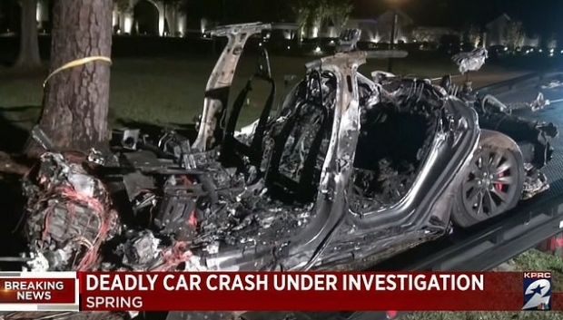 뼈대만 남은 채 완전히 타버린 테슬라 모델S. 미국에서 발생한 충돌사고로 차량에 타고 있던 2명이 모두 사망했다. 소방당국은 사고 당시 운전석에 아무도 앉아있지 않았던 것을 미루어 보아, 반자율주행모드 운행 중 사고가 난 것으로 추측하고 있다.