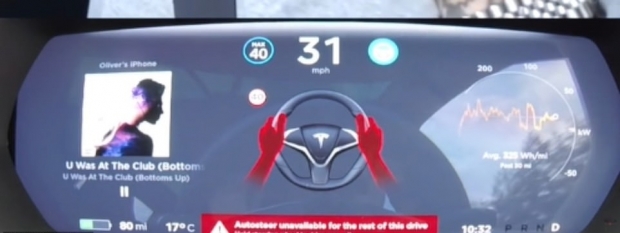 테슬라의 오토파일럿 기능을 켜둔 채 핸들에 손을 올리지 않으면 울리는 경고