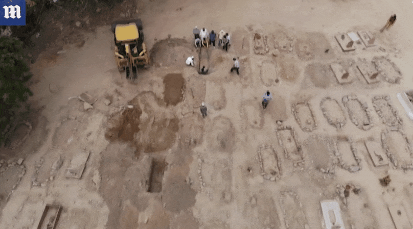 인도의 한 공동묘지에 코로나19로 숨진 사망자들의 시신이 안치되고 있다