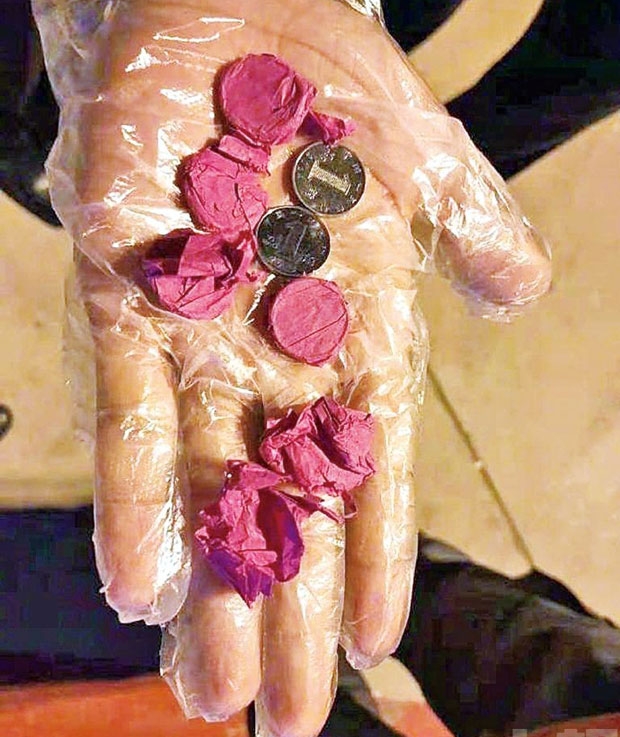 안전을 위해 여객기 일제 점검을 실시한 항공사 측은 기체에서 붉은 종이에 싸인 동전 6개를 회수했다. 조사 결과 수거된 동전은 남성 탑승객 왕모씨가 기복을 목적으로 던진 사실이 확인됐다.