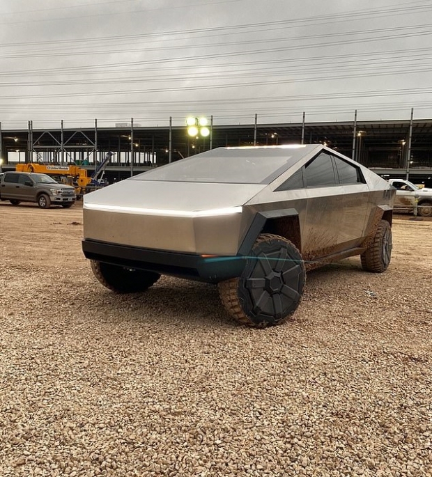 일론 머스크 테슬라 CEO가 현지시간으로 16일 텍사스주에 있는 전기픽업 ‘사이버트럭’ 생산공장 부지를 직접 방문했다.