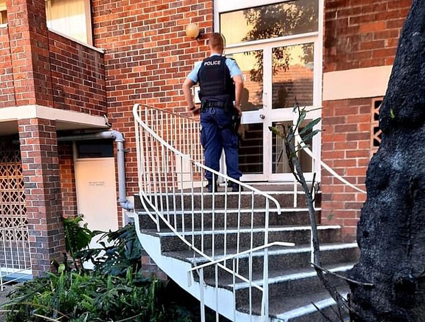 경찰은 협박 편지와 독극물 뼈다귀를 수거해 DNA 감식을 의뢰한 상태다. 사건 현장 바로 옆 아파트 주민을 상대로 탐문 수사도 벌이고 있다.