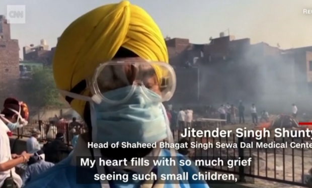 코로나로 사망한 어린 아이들을 떠올리며 울먹이는 현지 의료관계자. 영상 캡쳐