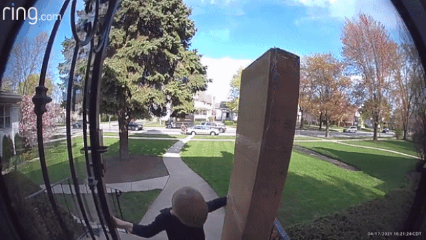 꼬마네 집 도어캠에는 지난 17일 배송을 마친 택배기사가 도로를 반쯤 건너 맞은편에 대놓은 택배차량으로 향하다 “도와주세요”라는 꼬마의 외침을 듣고 뒤를 돌아 총알처럼 질주하는 모습이 담겨 있다.